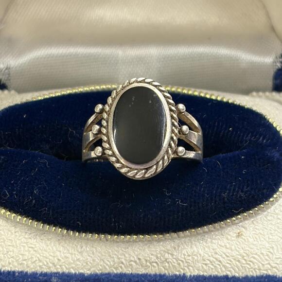 Jewelry - Onyx sterling ring sz 5.75 vintage 90s